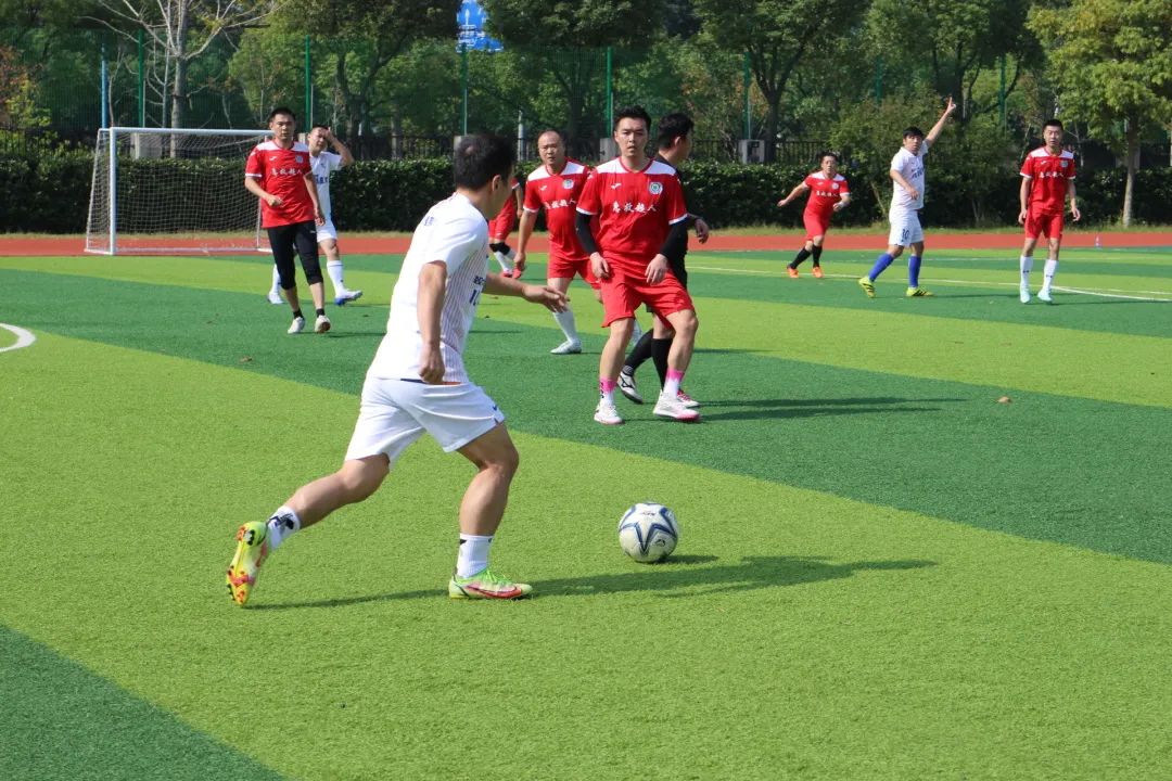 中欧体育-足球比赛精彩纷呈，观众期待着新一轮对决(足球比赛即将拉开帷幕队员们彼此发出海誓山盟立志夺冠)