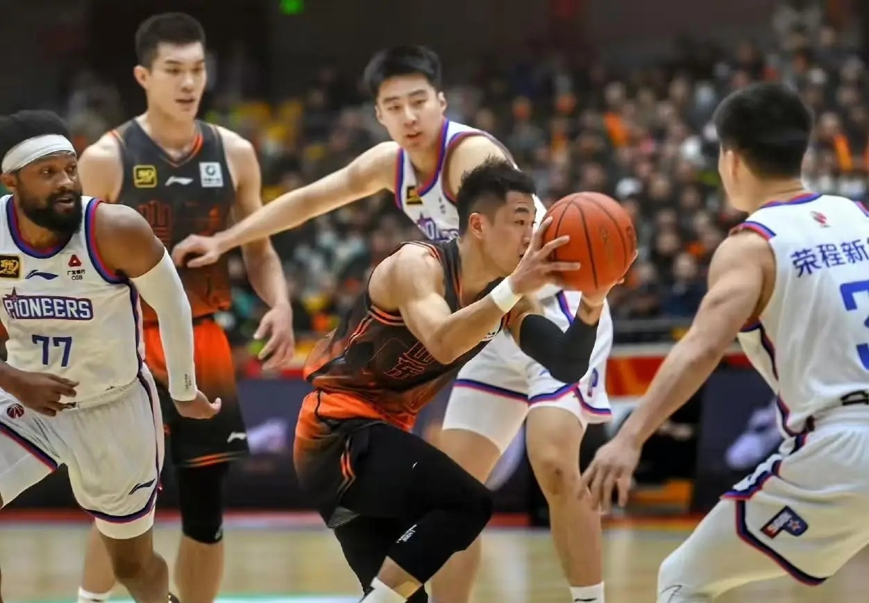 中欧体育-山东男篮备战对抗福建队，全队精神抖擞(山东男篮备战对抗福建队,全队精神抖擞了吗)