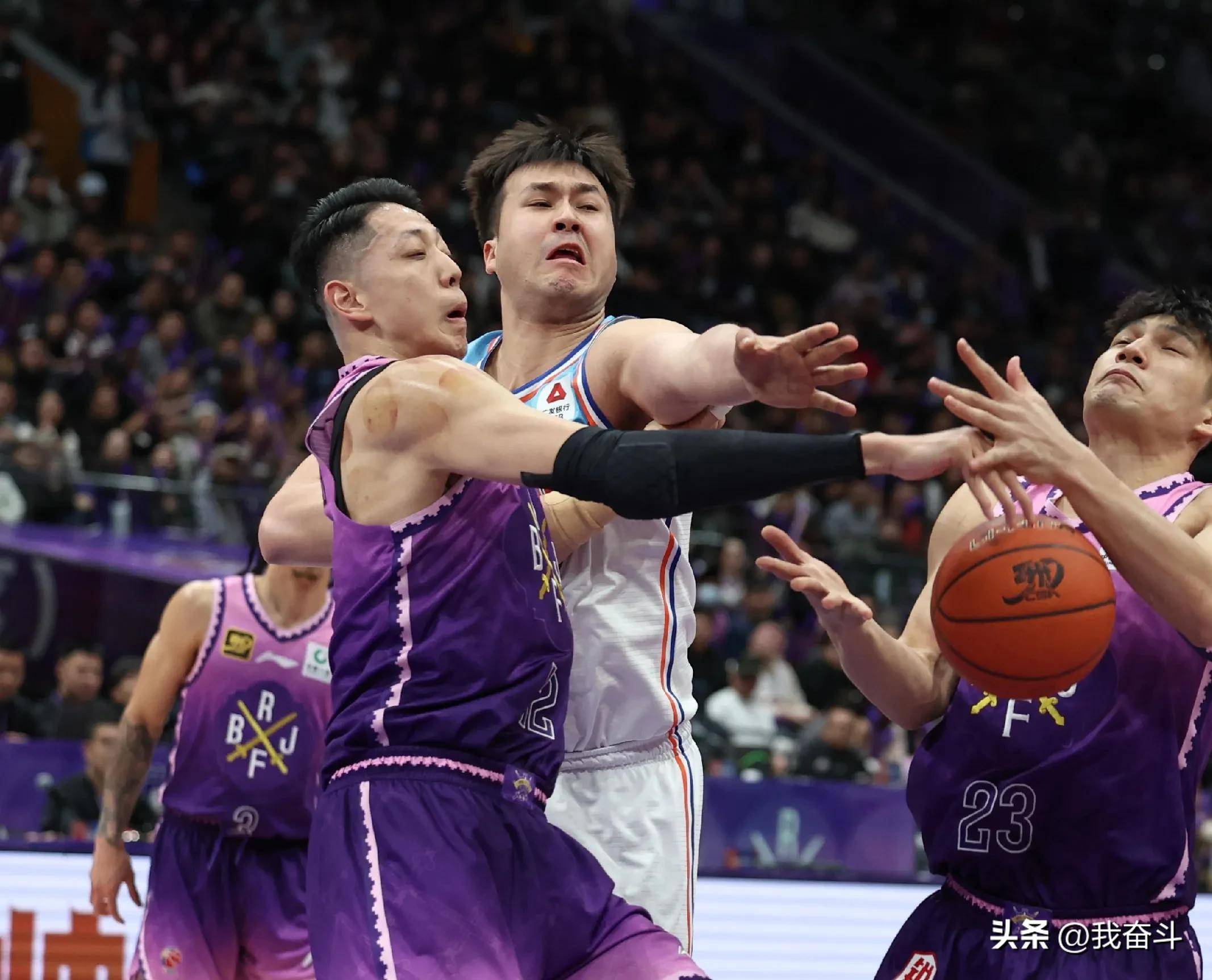 中欧体育app-北京男篮精彩绝伦，强势击败山西队(11到12赛季季后赛半决赛山西对北京)