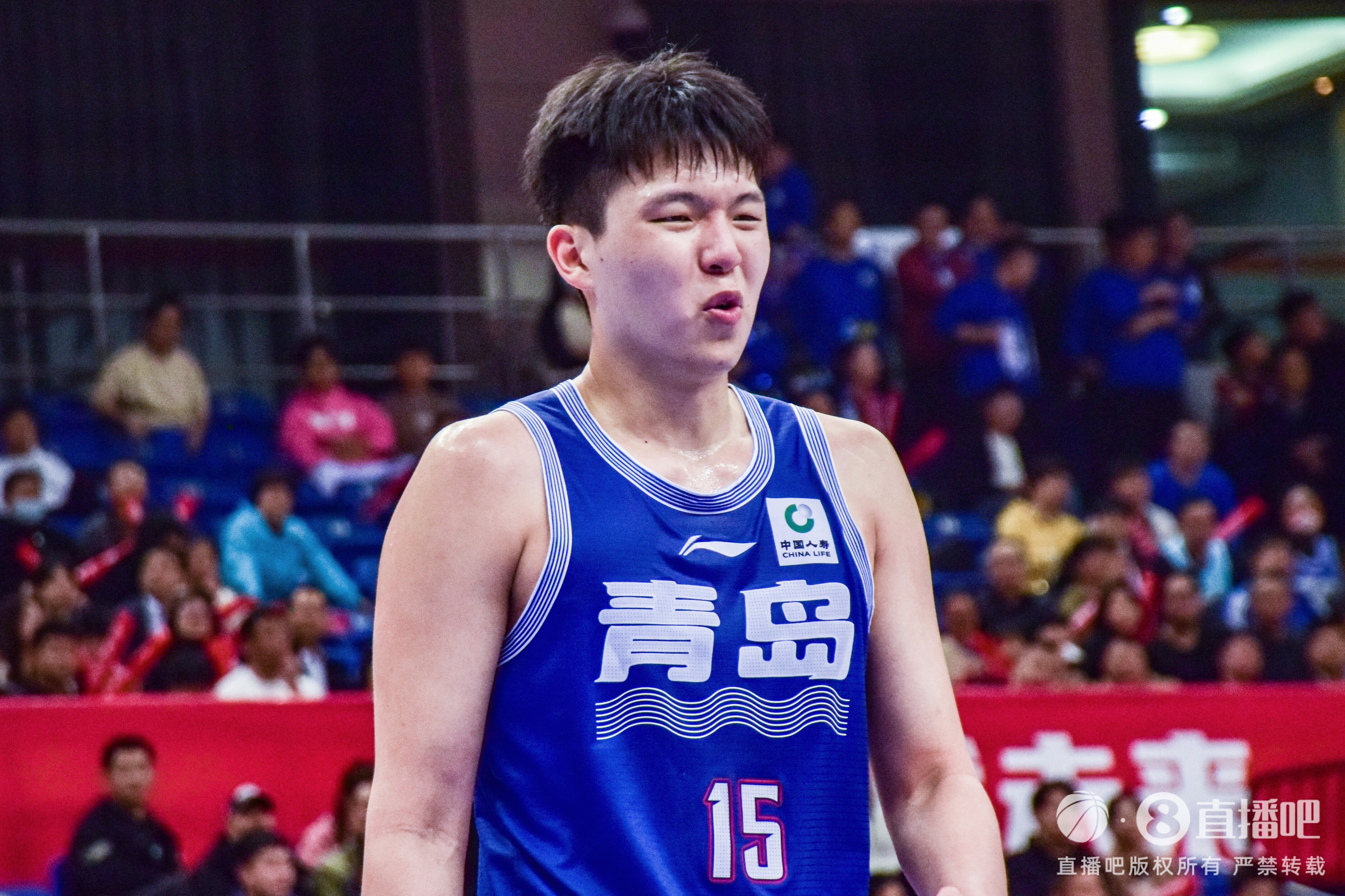 包含杨瀚森NBA新定妆照发布：身披开拓者16号红袍，张开双臂迎接新赛季的词条