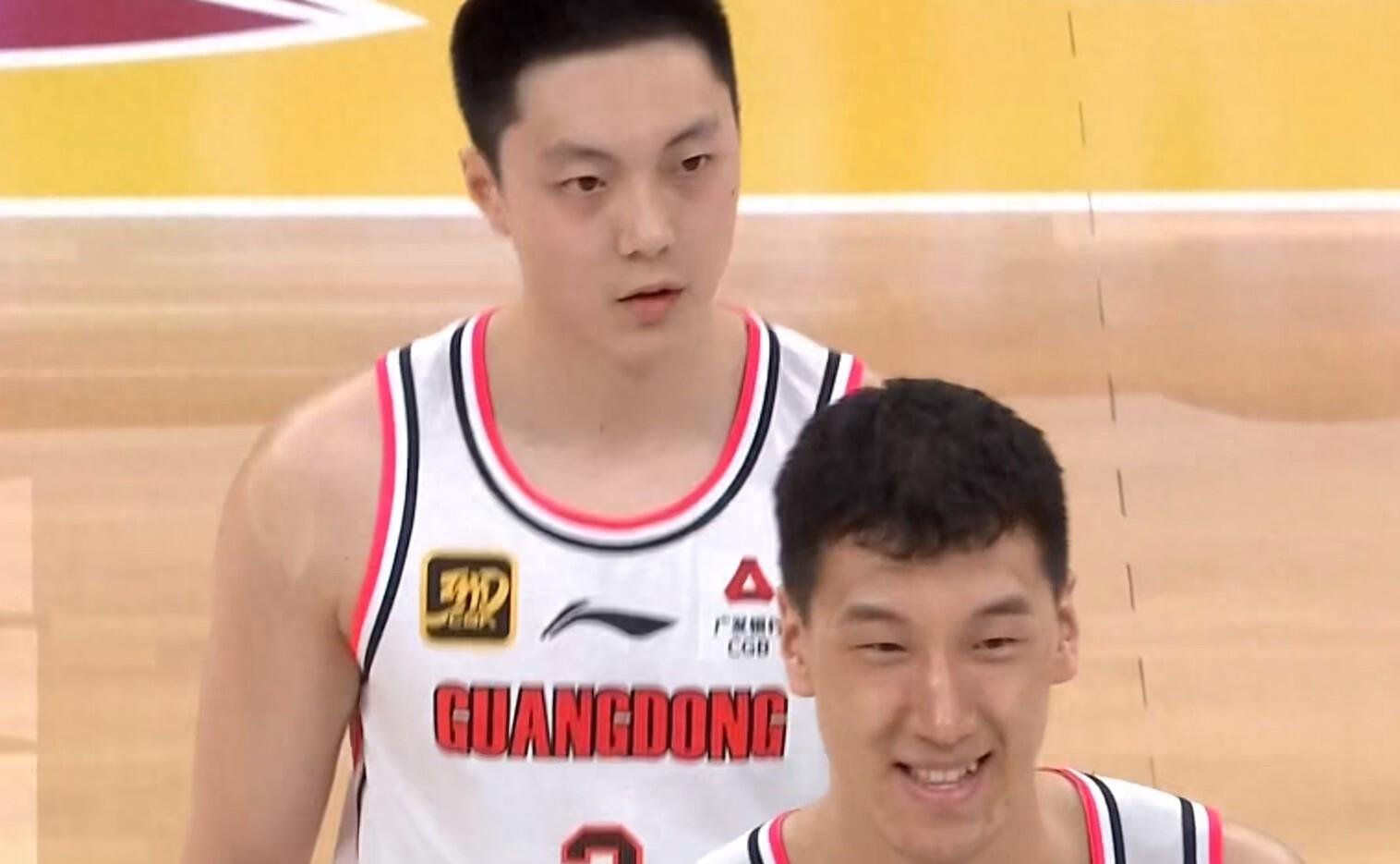 官宣！男篮2王牌锋线受伤！5人缺训，广东神射手和广厦核心或入选