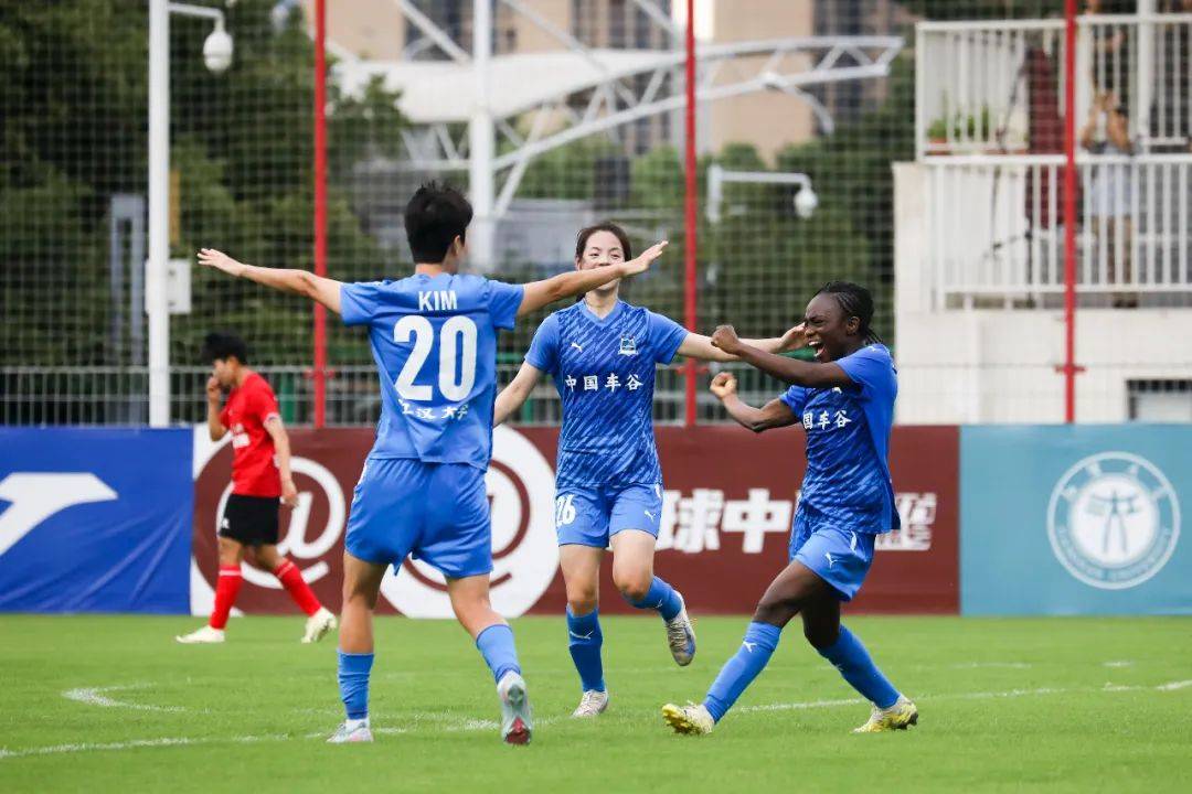 冲刺终点线！女足队员争取胜利！的简单介绍